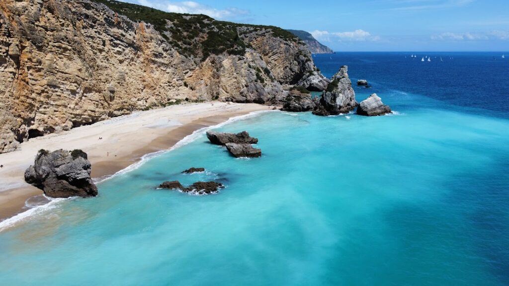 Excursión en barco por las playas y cuevas secretas de Arrábida