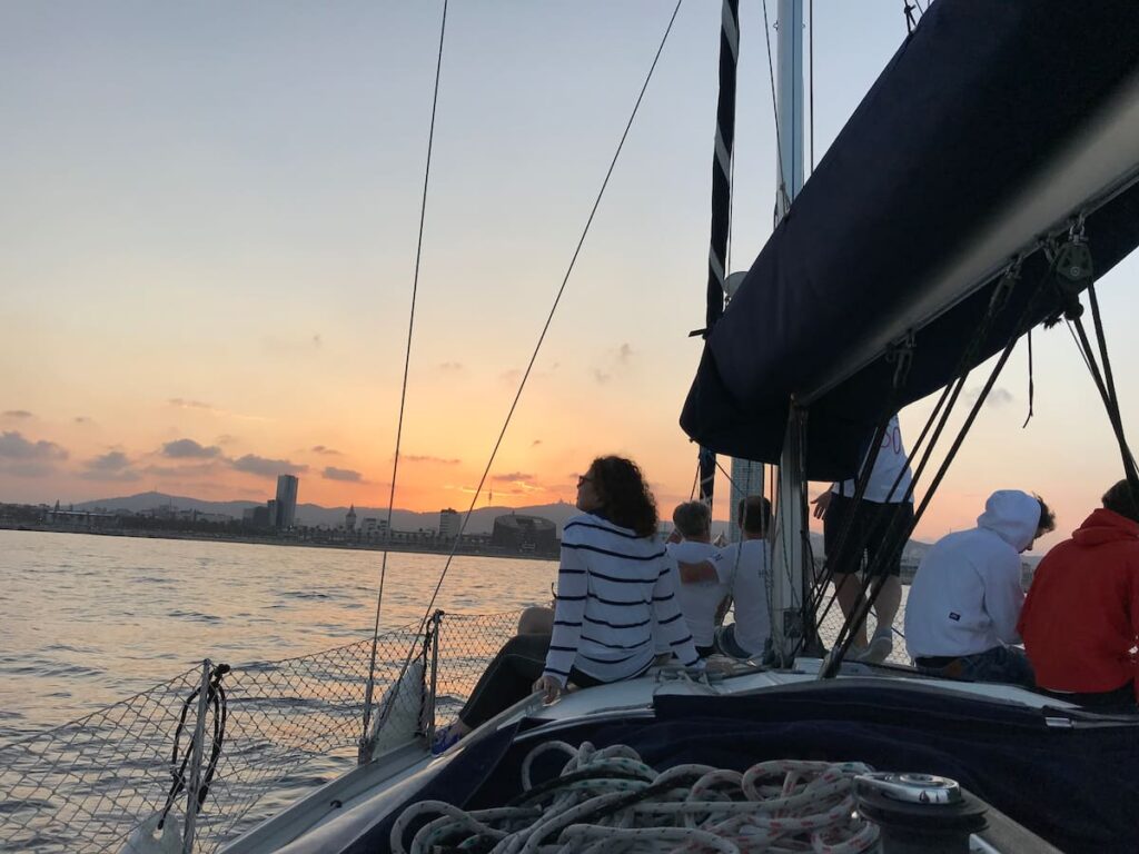 Kreuzfahrt bei Sonnenuntergang auf einem Segelboot in Barcelona
