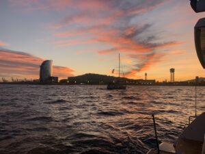 Cruise bij zonsondergang op een catamaran in Barcelona