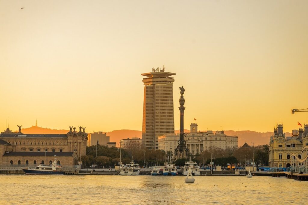 Segeln bei Sonnenuntergang in Barcelona