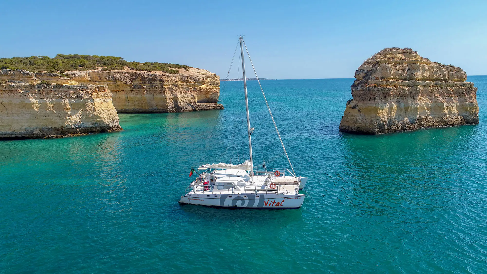 Schöner Segelkatamaran vor der Küste von Albufeira