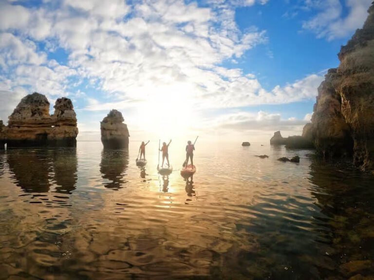 Drie mensen op stand-up paddleboards in Lagos