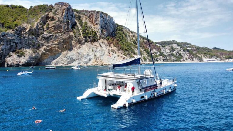 Belo catamarã à vela em Dénia