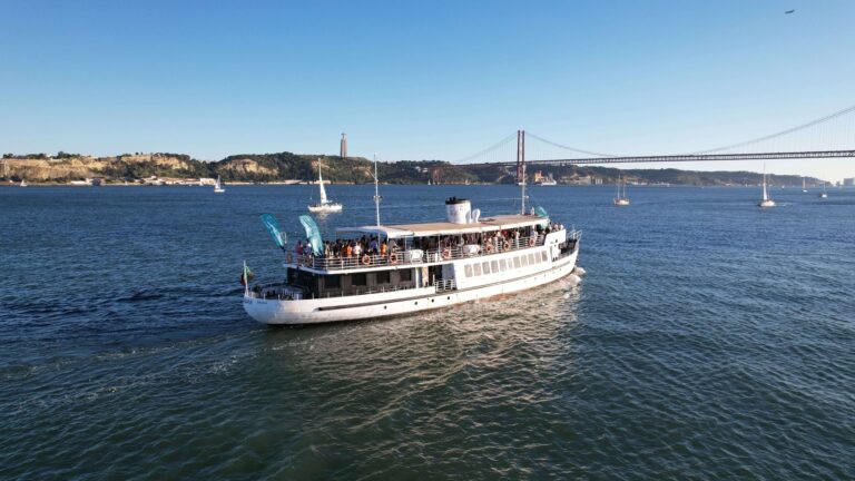 Lindo Barco para Eventos Privados em Lisboa, a navegar no Rio Tejo
