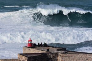 Cómo ver las grandes olas de Nazaré de 5 maneras épicas