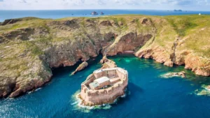 Vista aérea de la isla Berlengas. Viaje en barco desde Peniche.
