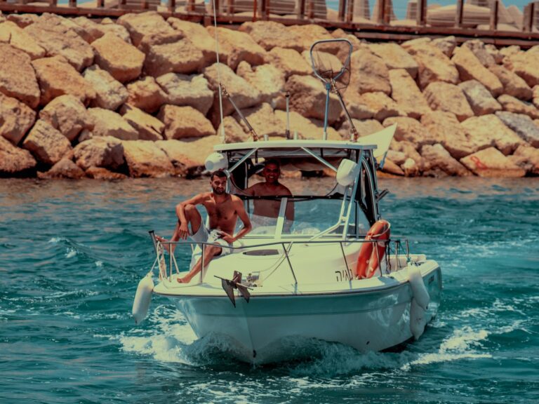 Una familia disfrutando de un día en un bote a motor en mar abierto