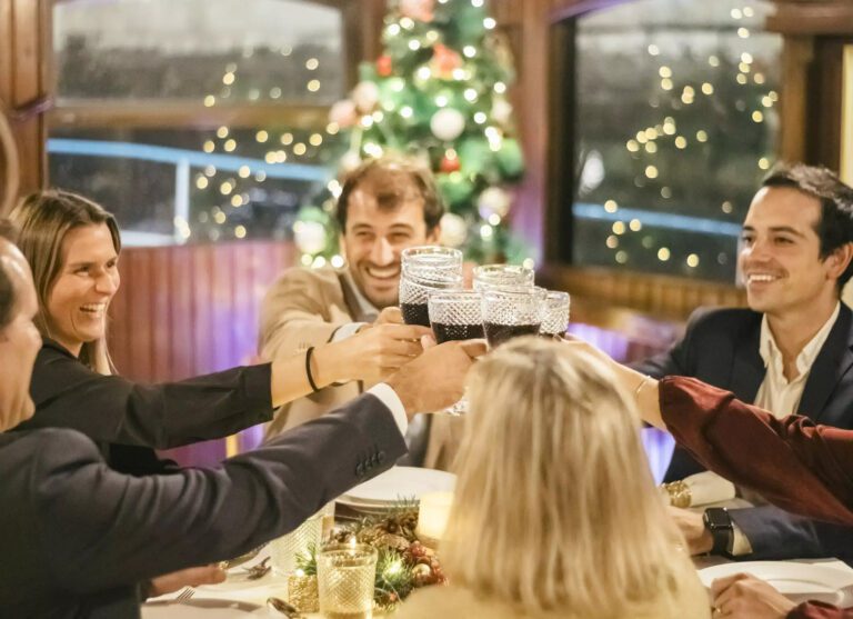 Convidados a desfrutar de uma festa de Natal animada com bebidas e comida no histórico barco EVORA em Lisboa
