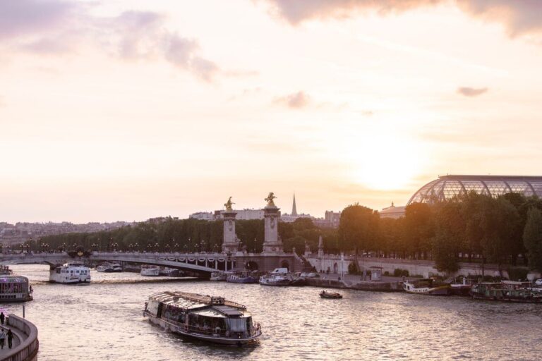 Vista panorámica de París con el río Sena y su arquitectura icónica durante el atardecer.