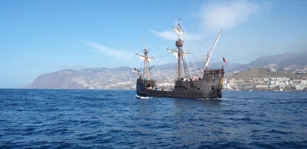 Viaje costero en barco pirata por Madeira