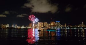 Crucero en barco con fuegos artificiales en Honolulu