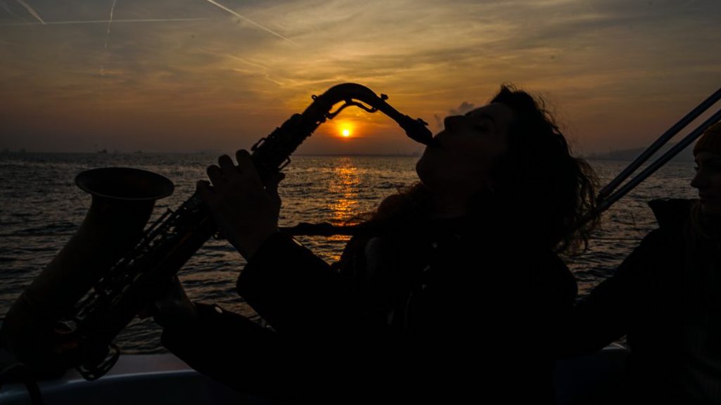 Segeltour bei Sonnenuntergang mit Live-Musik in Barcelona - Saxophon