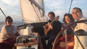 Zonsondergang cruise met live gitaarmuziek in Barcelona