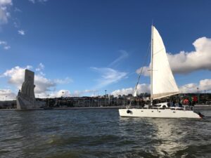 Catamarán de vela privado en Lisboa (hasta 16 pax)