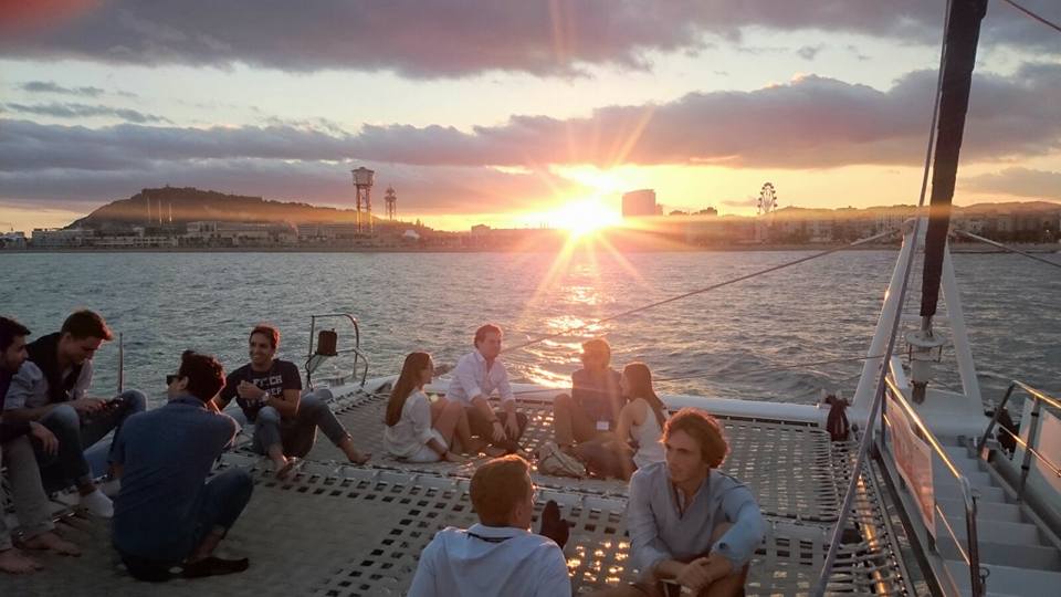 Entdecken Sie Barcelonas Skyline von einem Katamaran aus