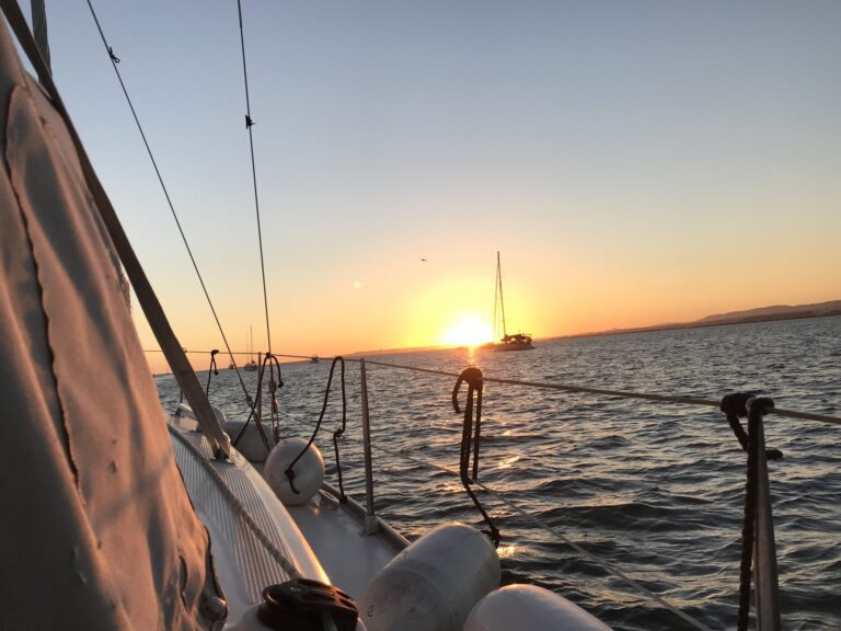 Paseo privado en velero al atardecer en Cascais
