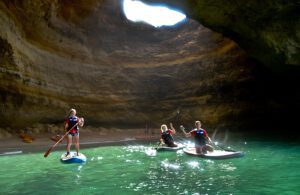 Tour met speedboot en SUP naar de grotten van Benagil vanuit Portimão