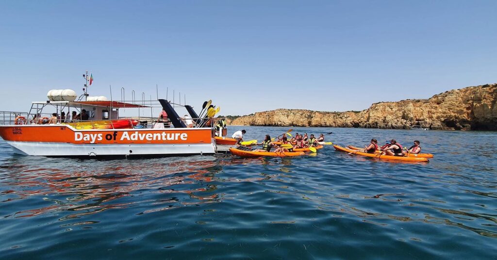 Excursión en barco con kayak a Ponta da Piedade