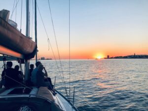 Zeiltocht bij zonsondergang in Lissabon