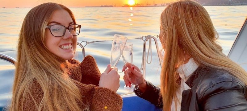 17205-sunset-sailing-around-barcelona-1676368063