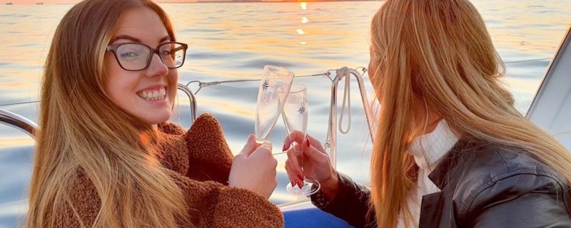 17205-sunset-sailing-around-barcelona-1676368063