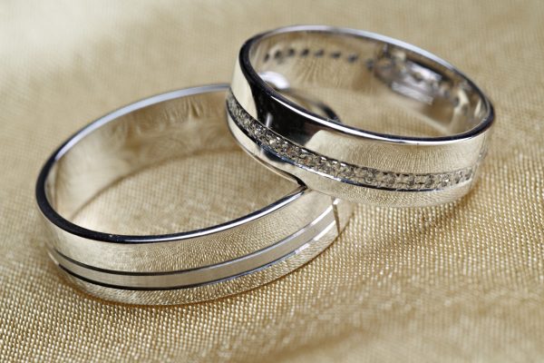 Alianças de casamento em cetim dourado