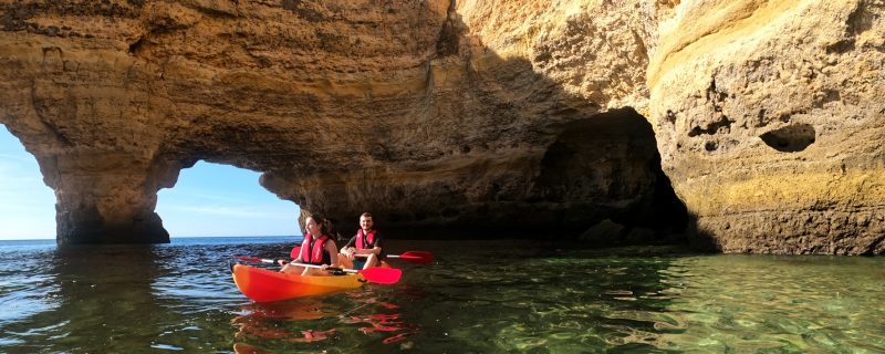 kajak voor de bogen van Marina, Algarve