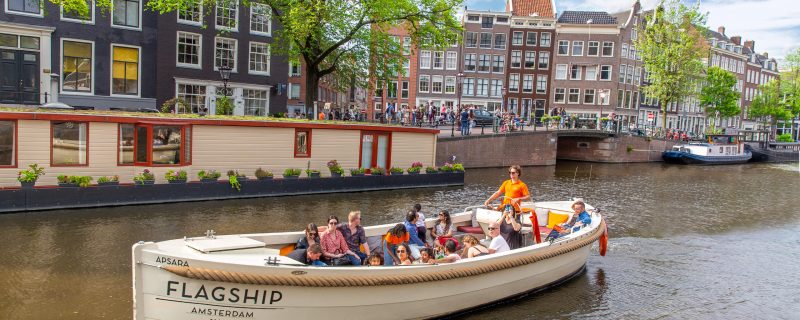 18704-canal-boat-cruise-in-amsterdam-1679063187