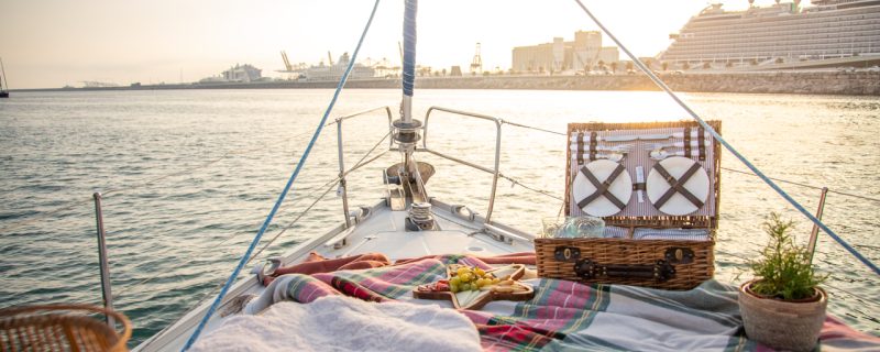 picnic en yate de vela en Barcelona