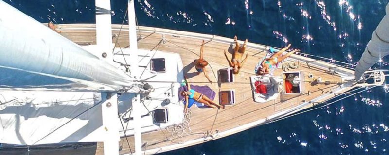 26941-sail-on-a-luxury-boat-in-barcelona-1719391589 26941-sail-on-a-luxury-boat-in-barcelona-1719391589