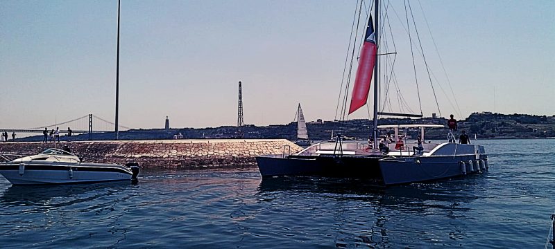 Catamarán de vela para visitas privadas en Lisboa