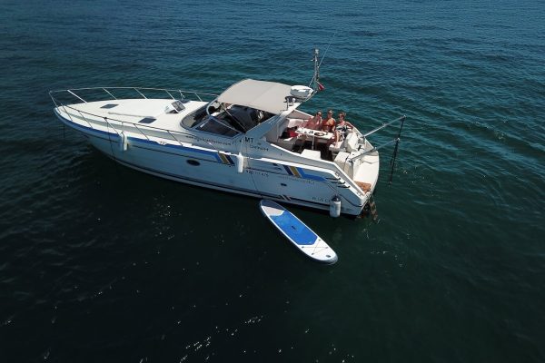 Beutiful yacht in front of the cliffs in Portimão