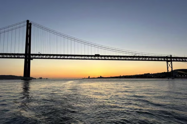 Lisboa en barco al atardecer 3