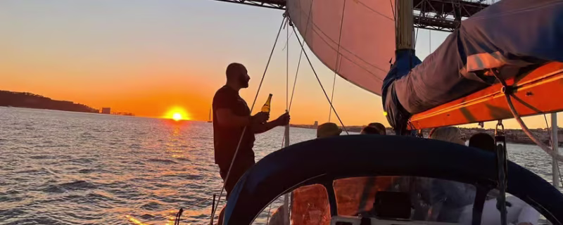 Lisboa en barco al atardecer 4