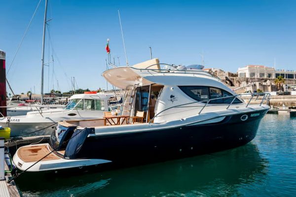 Luxury Yacht Charter in Cascais 4