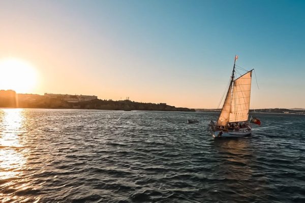 barco à vela tradicional em Lagos, Portugal