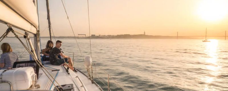 zeiltocht bij zonsondergang in Lissabon