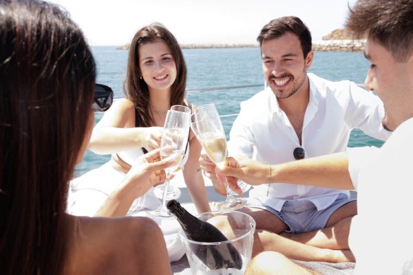 Freunde auf einer Yachtcharter Vilamoura Benagil
